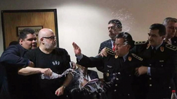 VIDEO| Senador se descontrola, lanza agua y vasos a comisario de la policía en plena sesión