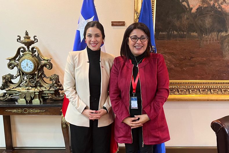 Presidenta de la Camara de Diputados Karol Cariola y presidenta de la Red Nacional de Mujeres de la Pesca Artesanal Sara Garrido scaled.jpg