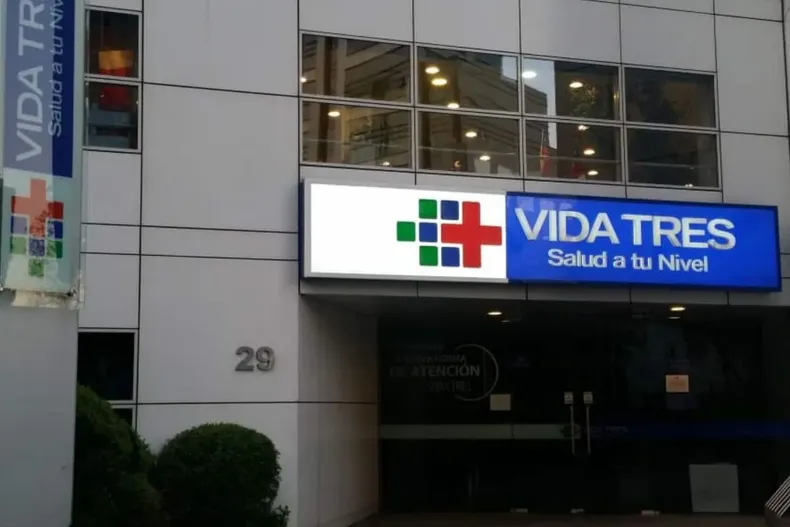 isapre subio plan de salud a afiliado con tabla de factores derogada y debera pagar 25 millones por dano emergente.webp