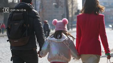 El Desconcierto | 7052 imagen de una nina caminando de la mano con sus padres.jpg
