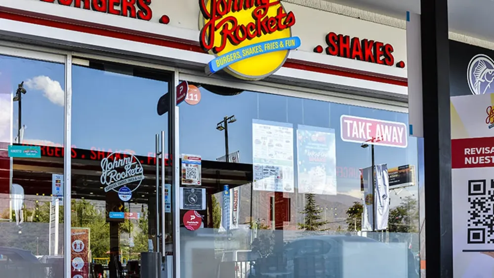 Johnny Rockets quitaba propinas a garzones por uniforme, ausencias y desempeño: Corte confirmó multa de $4,1 millones