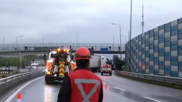 Lluviecita en Santiago: Metro con retrasos, Américo Vespucio cerrada y caídas de árboles