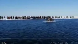 Cientos de pescadores a la deriva sobre un témpano en Rusia tras desprendimiento: Rescate con lancha y colchón de aire