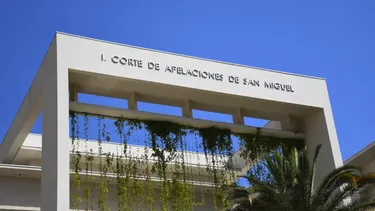 Madre debía $4,2 millones de pensión a sus 2 hijos y buscó alzar arraigo para viaje laboral a Argentina: Corte rechazó