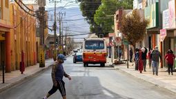 Caminar en vía pública bajo efectos del alcohol es la conducta más riesgosa según encuesta