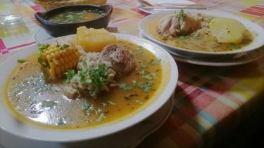 Ritos parroquianos: La abundante cazuela y la sopaipilla en La Valdiviana