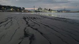Varamientos de carbón siguen pintando de negro las playas de Quintero a 6 años de supremazo contra contaminación