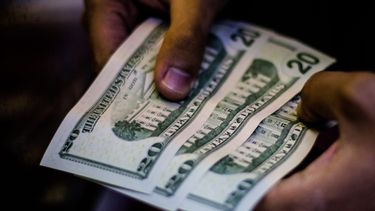 El Desconcierto | dolar scaled.jpg