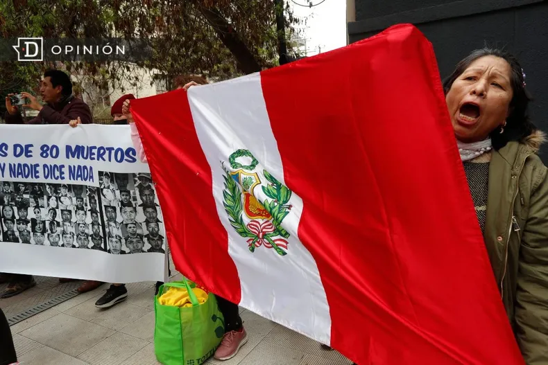 25263 protesta de inmigrantes peruanos en chile contra dina boluar.webp