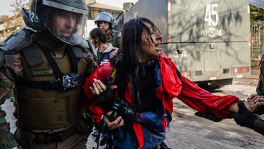 “Malentendido”: Gobierno rectifica y afirma que carabinera que agredió a joven fotógrafa en el IN no fue dada de baja