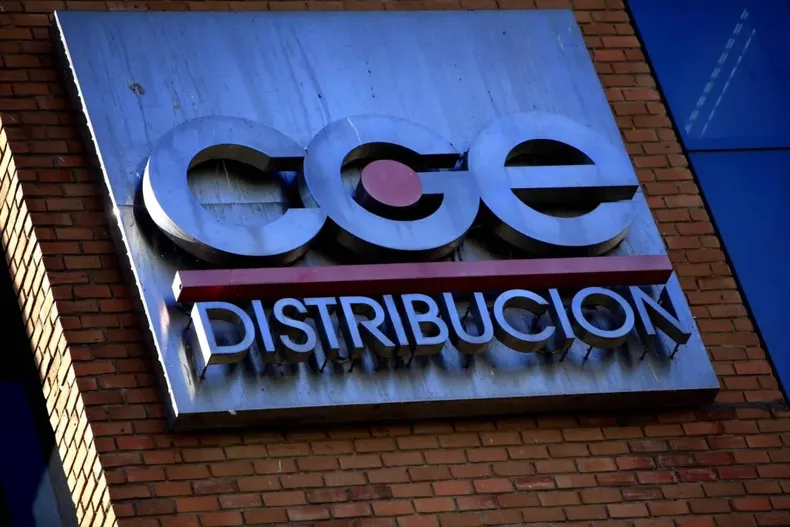alza de voltaje quemo su notebook con archivos personales de su vida corte ordena a cge pagarle 1 millon por dano moral.webp