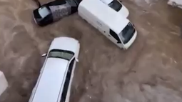 VIDEO| Inundaciones en Arabia Saudita arrastran cientos de vehículos