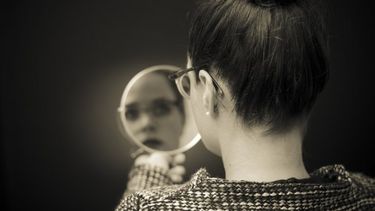 El Desconcierto | depositphotos_74943855 stock photo business woman looking in the.jpg