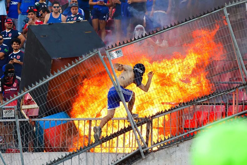 Barricada U de Chile Internacional A1.jpg