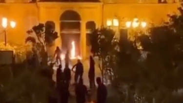 Macron pide a padres que hijos no participen en disturbios: Van 500 edificios quemados