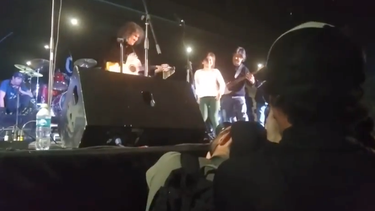 VIDEO| Una hermosa niña se subió al escenario: La emotiva interpretación de Illapu en el Museo de la Memoria