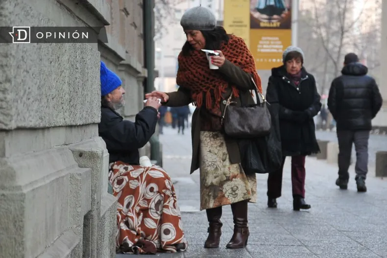 25068 una senora dandole algo a una persona en situacion de calle.webp
