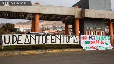 El Desconcierto | 8501 imagen de afiches por toma en la entrada de la universidad d.jpg