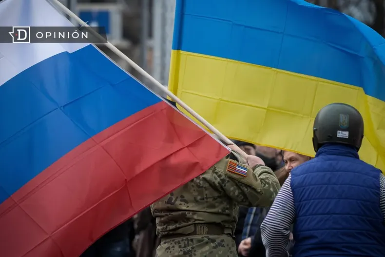 12436 banderas de rusia y ucrania en una marcha.webp