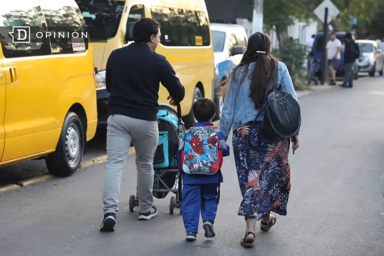 31159 familia ingresando a un colegio.webp