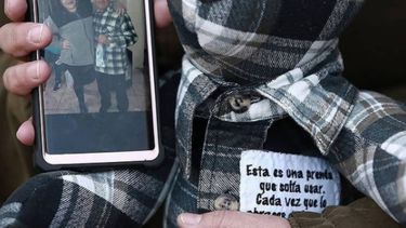 Un peluche con ropa de fallecidos de COVID-19 para soportar el duelo en México