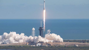 la capsula de carga de spacex llega a las aguas de florida desde la estacion espacial internacional