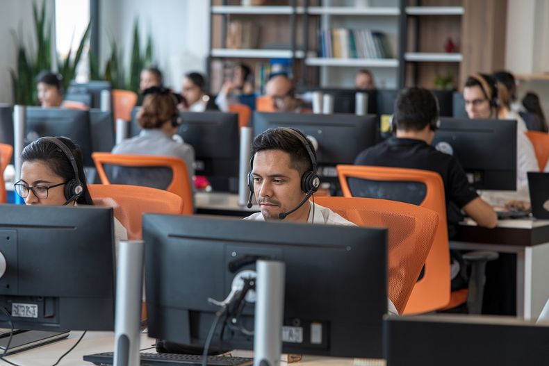 ley que limita call centers tensiona a 30 mil trabajadores  estan  llevando empleos fuera de chile aa.jpeg