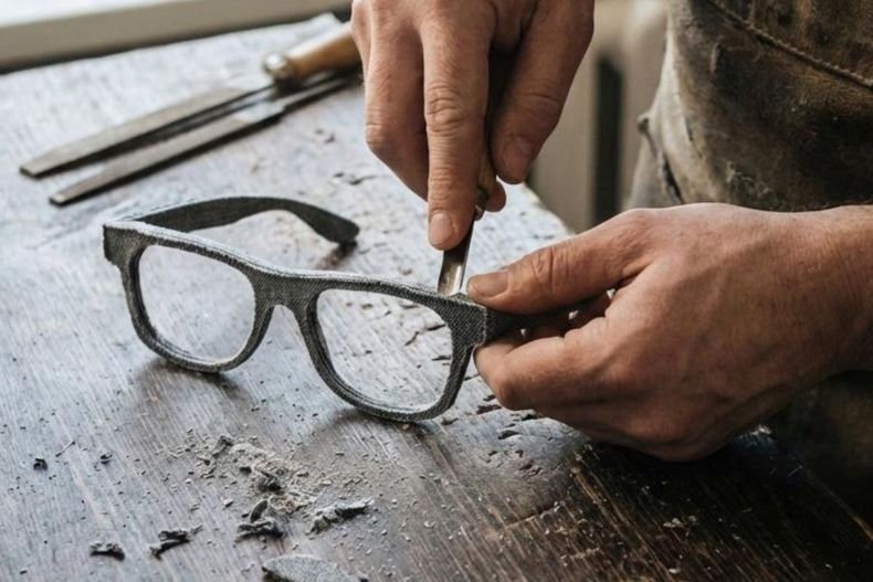 El emprendedor Franklin Zepeda revoluciona el reciclaje textil en el desierto de Atacama, convirtiendo basura en lentes de alta tecnología con IA.