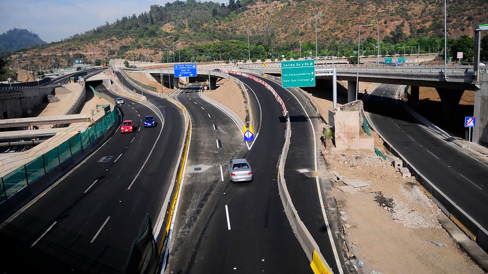 ¿Para preocuparse? Concesionaria de puente derrumbado en Italia opera el 78% de las autopistas chilenas