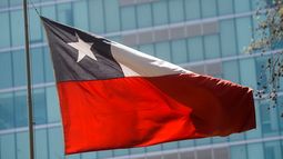 Pasó a Sala: Proyecto busca cantar himno e izar bandera por obligación en colegios incluso un 11-S