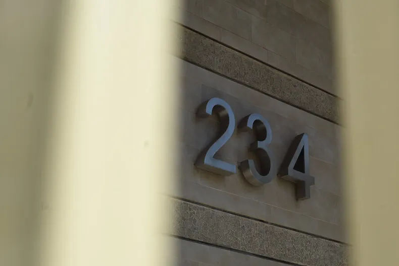 inmobiliaria entrego departamento con filtraciones y pisos danados en macul  propietaria sera compensada con 18 millones.webp