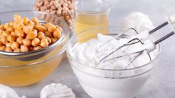 El veganismo gana adeptos a nivel alimentario y las preparaciones que ofrece el aquafaba varían hacia sabores tanto dulces como salados. El veganismo gana adeptos a nivel alimentario y las preparaciones que ofrece el aquafaba varían hacia sabores tanto dulces como salados.