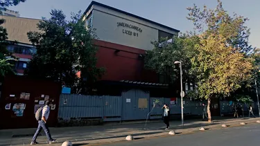 Liceo Javiera Carrera tenía baños sin agua, muros húmedos y techumbre dañada: Corte sanciona a municipio con $4 millones