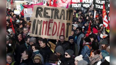 OCDE respalda a Macron en polémica reforma de pensiones que retrasa edad de jubilación