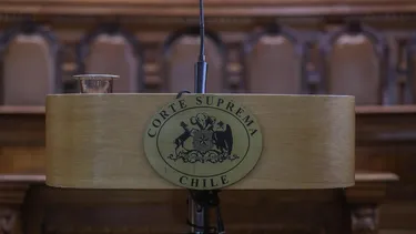 El Desconcierto | fue obligada a asumir funciones de colega despedida modificando unilateralmente tareas y corte ordena restablecer su labor.webp