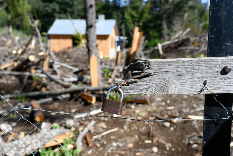 ingreso a terreno indigena rompio candados instalo cercos construyo vivienda y talo arboles corte ordeno restituir tierras.webp