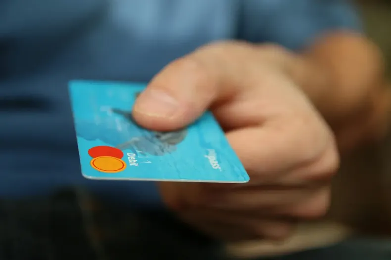 fraudes bancarios suben 30 y crecen los juicios que determina si gana el cliente o el banco en tribunales chilenos.webp