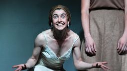 Dos experiencias opuestas en el Festival Teatro a Mil: Una vergüenza y un honor