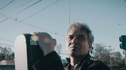 Vicente Cifuentes estrena videoclip de su single “Yo no sé de folclor (Chillán)” con Alejandro Goic como protagonista