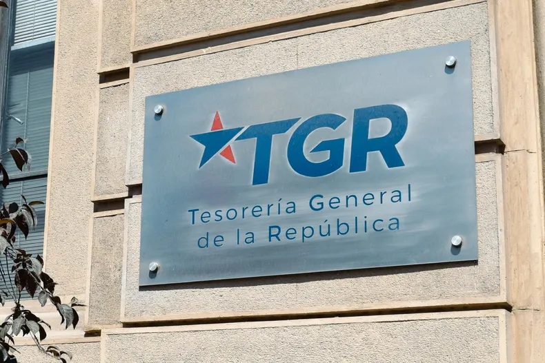trabajador recibio 5 millones tras juicio laboral y tgr se los retuvo por deuda tributaria corte ordena devolver dinero.webp