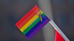 Rusia prohíbe el movimiento LGBTIQ+ y lo declara “organización extremista