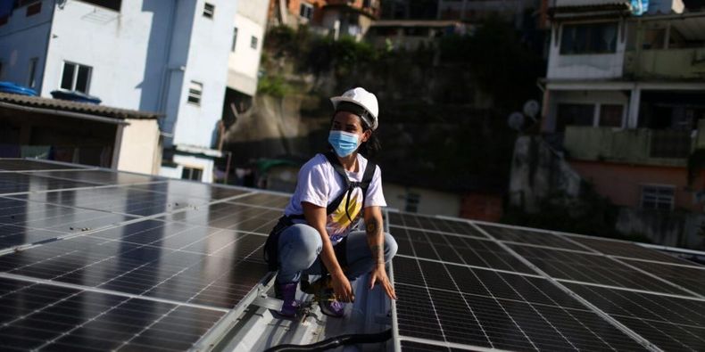 instaladora_energia_solar_Brasil_Alamy_2FMYXPY 1440x720 1 e1658172049612.jpg