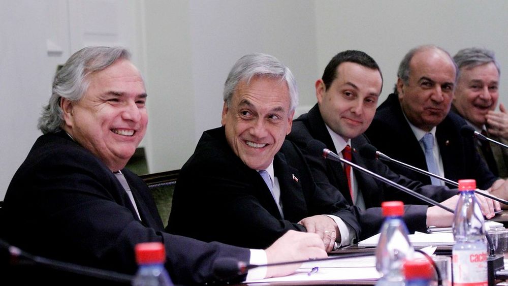 El estilo fuera de norma y protocolo de Piñera que fue reconocido incluso por Wikipedia