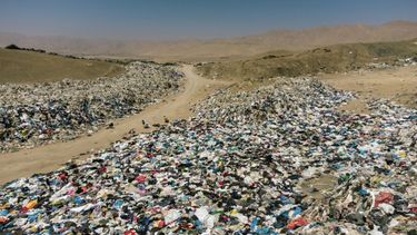 El Desconcierto | vertedero de ropa en el desierto de atacama creditos martin bernetti e1687793211858.jpg