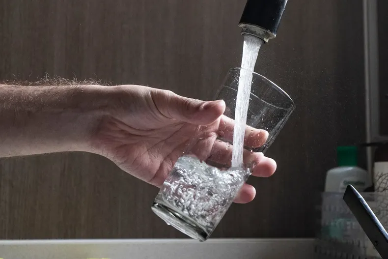 le cortaron el agua y le exigieron pagar deuda generada por persona que se tomo su casa corte declaro ilegal el cobro.webp