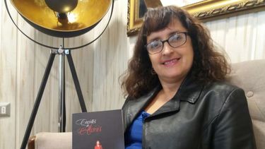 La historia de la escritora aficionada que ha vendido casi cinco mil copias de su libro recorriendo plazas y bares