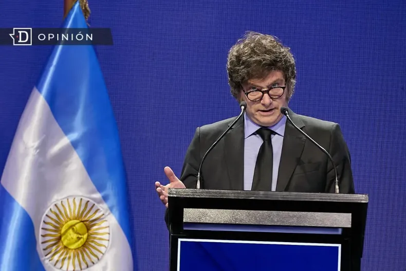 23554 foto de javier milei con una bandera argentina.webp