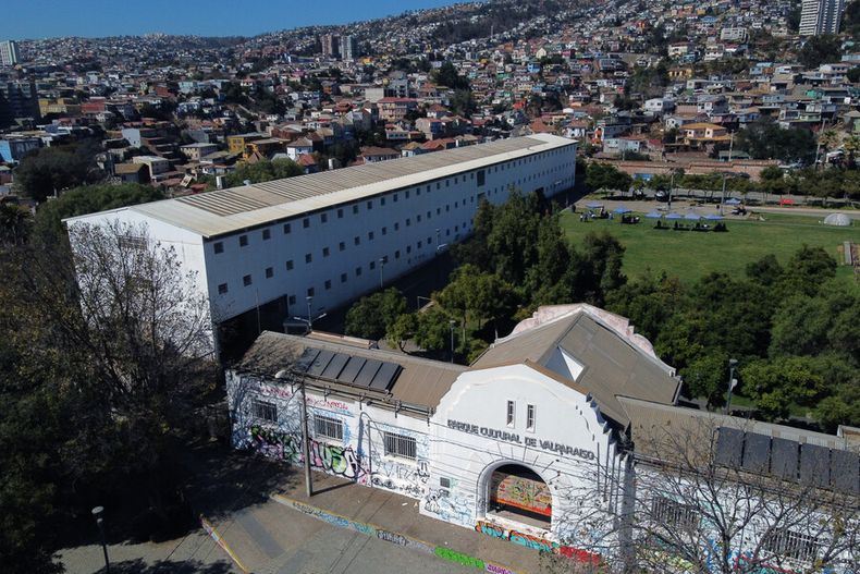 exposicion en valparaiso destaca 12 medidas de salvador allende con bordados de 35 mujeres.jpg