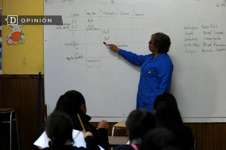 18631 profesora haciendo clases.webp