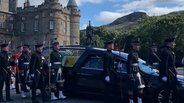 El féretro de Isabel II parte desde Escocia y ya está en el palacio de Buckingham
